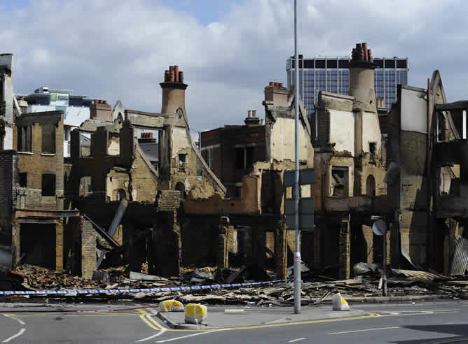 En la imagen, los restos de una tienda de muebles incendiada en Croydon.