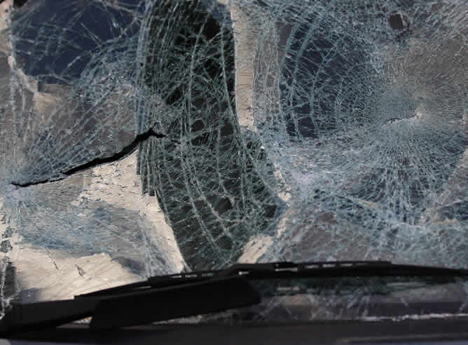Esta es la imagen de la ventana de un coche destrozado durante los disturbios que han tenido lugar esta madrugada en Liverpool