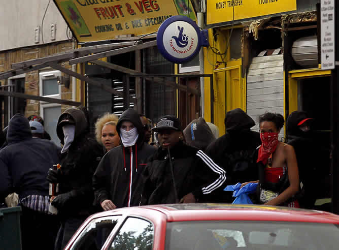 Varios manifestantes saquean un negocio en Hackney (norte de Londres)
