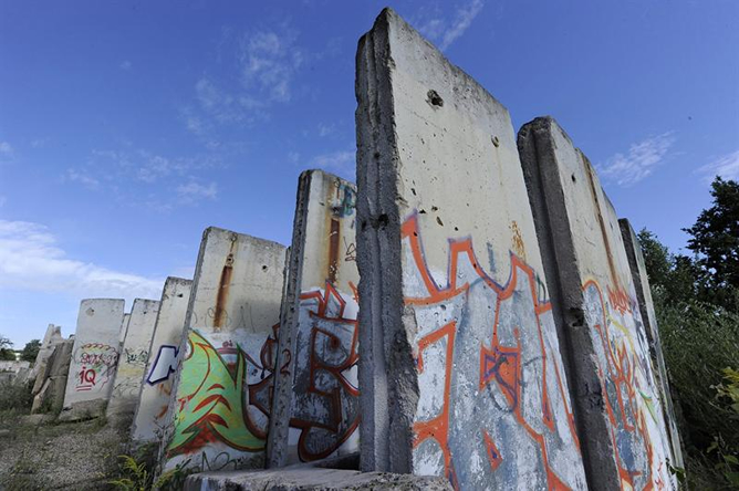 Restos del Muro de Berlín son fotografiados en un descampado en Teltow (Alemania)