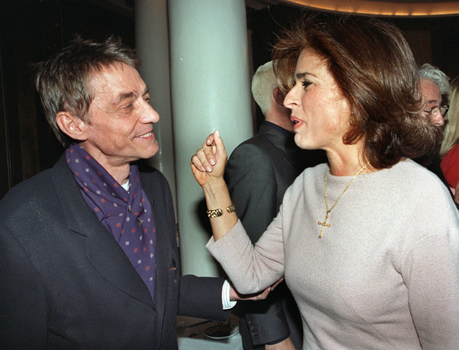 La esposa del expresidente del Gobierno, Ana Botella, conversa con el diseñador Jesus del Pozo, durante la gala del "Premio de Poesía Fundación Loewe", que ha ganado Antonio Cabrera Serrano