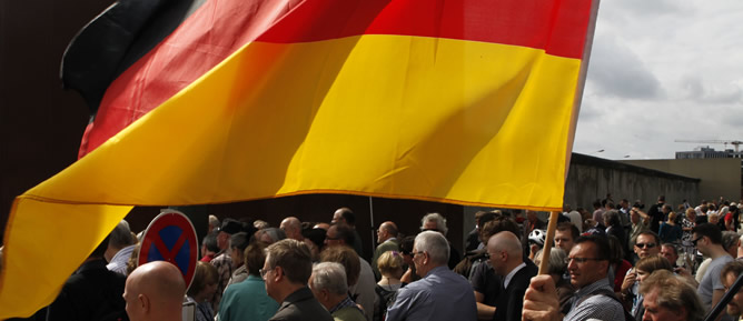 La bandera alemana, presente durante la ceremonia de recuerdo del 50º aniversario de la construcción del muro de Berlín.