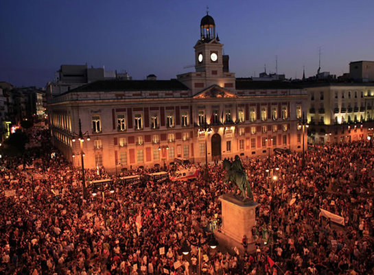 FOTOGALERIA: Vista panorámica de la Puerta del Sol durante el encuentro de manifestantes y peregrinos