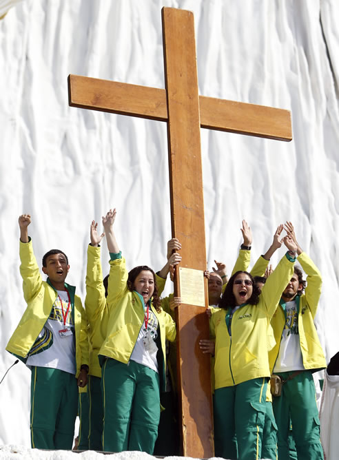 Varios jóvenes de Brasil transportan la cruz que regaló en 1982 Juan Pablo II a los jóvenes para que presidiera todas las JMJ, tras el anuncio de la celebración de la próxima Jornada Mundial de la Juventud en Río de Janeiro en el 2013.