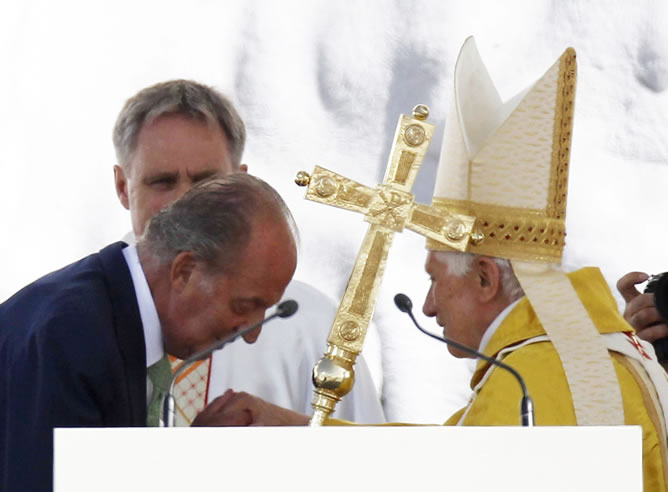 El rey Juan Carlos despide al papa Benedicto XVI al finalizar la misa de este domingo en el que es el último día de Papa en Madrid.