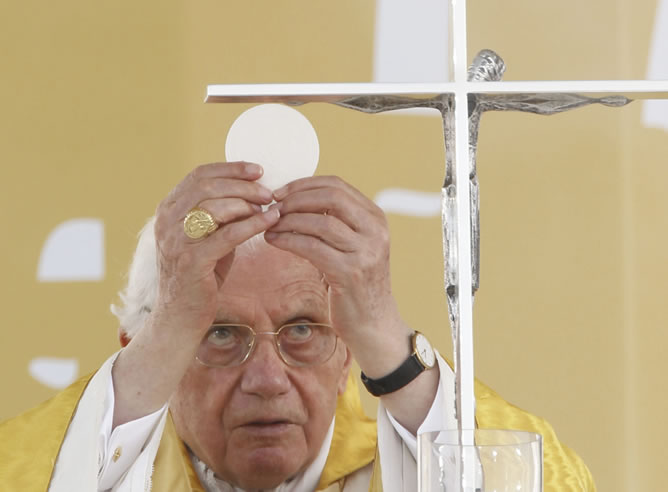Benedicto XVI durante el sacramento de la Eucaristía en la misa de clausura de la XXVI Jornada Mundial de la Juventud que ha oficiado este domingo en el aeródromo de Cuatro Vientos.
