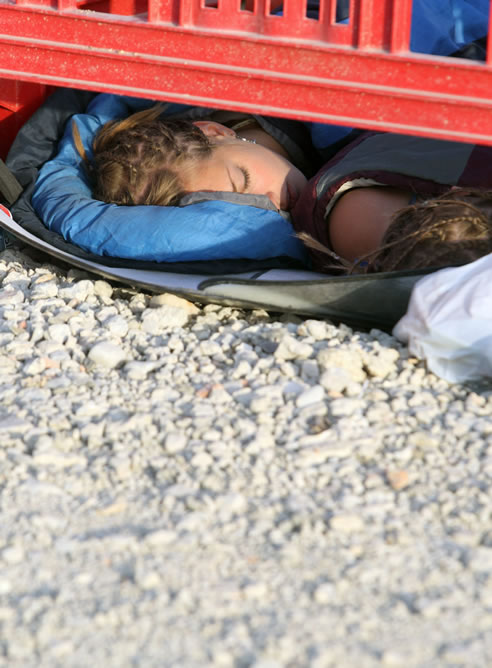 Una joven descansa en el aeródromo de Cuatro Vientos tras la vigilia de anoche.