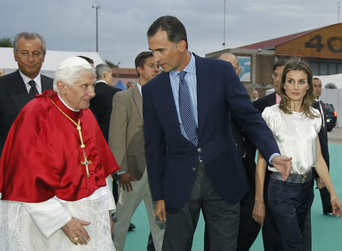 Los Príncipes de Asturias reciben al papa Benedicto XVI a su llegada al aeródromo de Cuatro Vientos, antes de la vigilia con los jóvenes que celebra el Santo Padre, en su tercer día de estancia en Madrid, con motivo de la celebración de la XXVI Jornada Mundial de la Juventud.