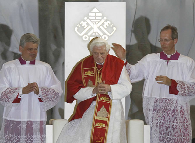 El papa Benedicto XVI durante la vigilia con los jóvenes que ha celebrado en el aeródromo de Cuatro Vientos, en su tercer día de estancia en Madrid, con motivo de la celebración de la XXVI Jornada Mundial de la Juventud.