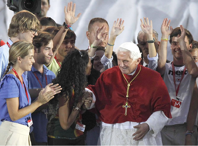 El Papa, aclamado a su llegada a Cuatro Vientos