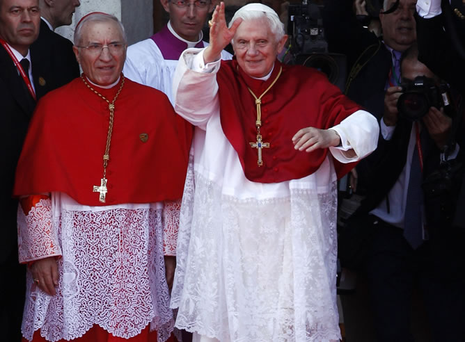 El líder de los católicos, Benedicto XVI, junto con cardenal arzobispo de Madrid y presidente de la Conferencia Episcopal Española, Rouco Varela, a su salida de la catedral de la Almudena.