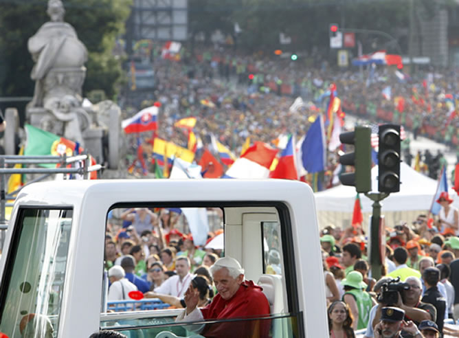 El papa Benedicto XVI saluda desde el papamóvil a su llegada a la plaza de Cibeles, donde esta tarde preside el viacrucis con los jóvenes, en su segundo día de estancia en Madrid, con motivo de la celebración de la XXVI Jornada Mundial de la Juventud.