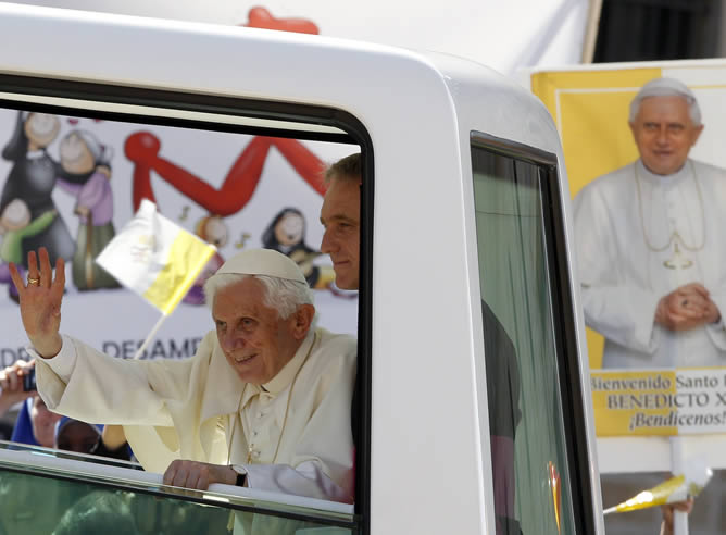 Benedicto XVI saluda a fieles desde el papamóvil en El Escorial