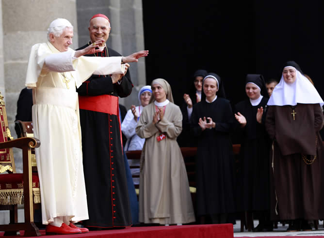 El Papa es ovacionado por miles de monjas