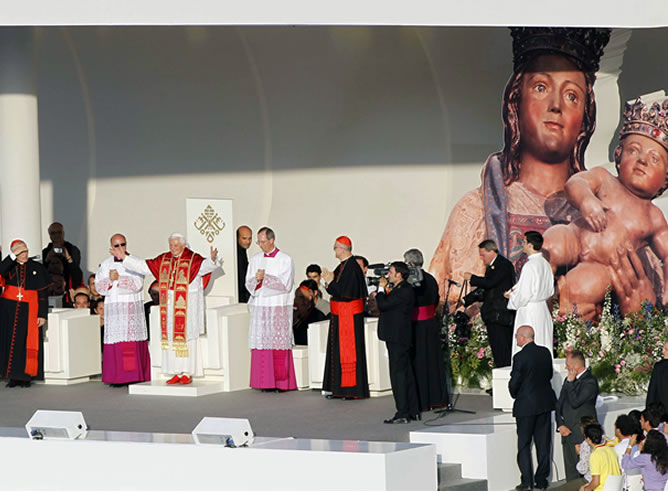 El papa Benedicto XVI durante el primer encuentro que ha mantenido con los participantes de la Jornada Mundial de la Juventud (JMJ), celebrado esta tarde en la plaza de Cibeles de la capital.