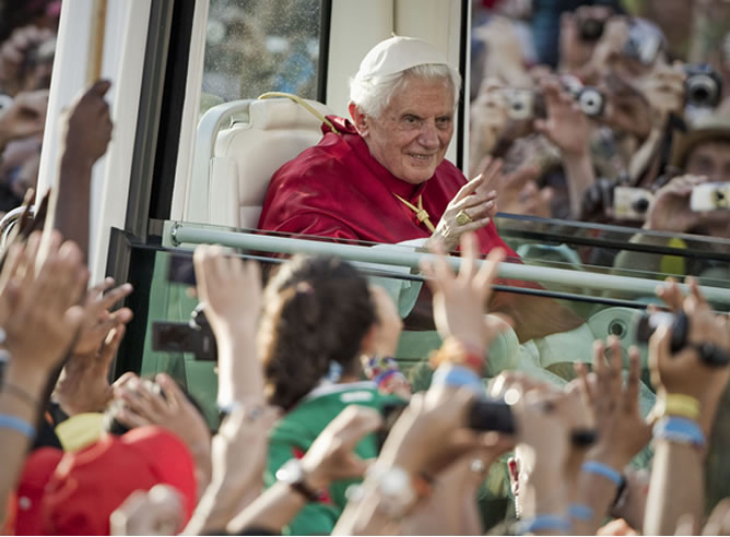 El papa Benedicto XVI saluda desde el papamóvil, a los miles de peregrinos congregados en la plaza de Cibeles de la capital, antes de presidir el primer encuentro con los participantes de la Jornada Mundial de la Juventud (JMJ) que se celebra en Madrid hasta el próximo domingo 21 de Agosto.