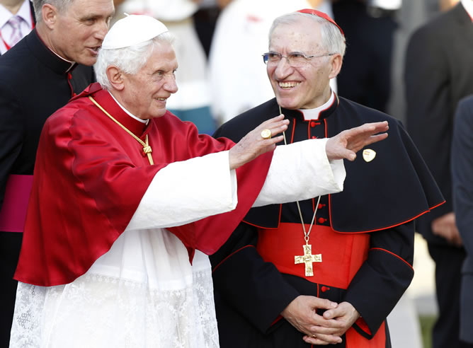 El papa Benedicto XVI acompañado por el arzobispo de Madrid, el cardenal Antonio Rouco Varela, saluda a los peregrinos asistentes a la XXVI Jornada Mundial de la Juventud (JMJ), congregados en la Puerta de Alcalá de Madrid.