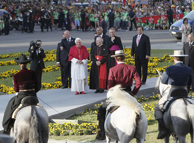 Benedicto XVI observa la exhibición de alta escuela de los caballos españoles
