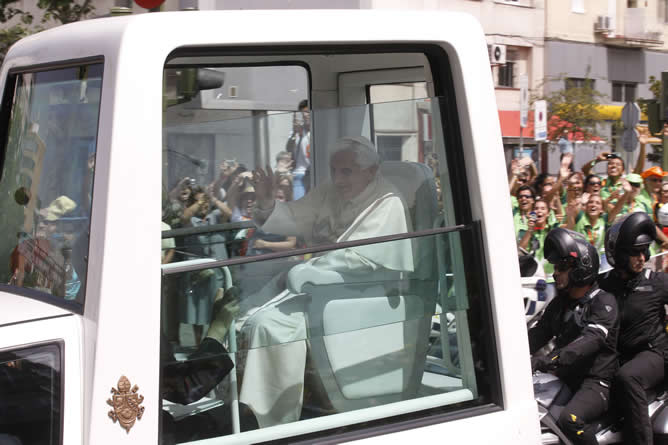 El Papa entra a Madrid en 'papamóvil' hasta llegar a la Nunciatura donde se alojará estos días en la capital