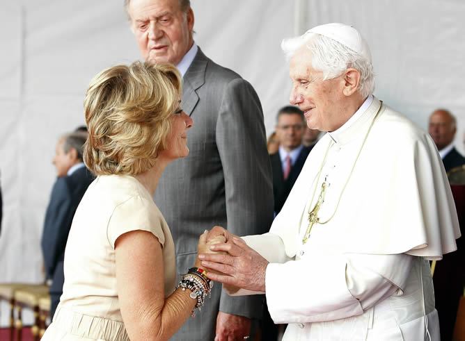 La presidenta de la Comunidad de Madrid, Esperanza Aguirre, saluda al papa Benedicto XVI en presencia del rey Juan Carlos, a su llegada al aeropuerto de Barajas en Madrid