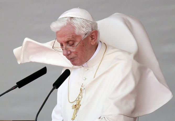 El papa Benedicto XVI durante el discurso que ha pronunciado en el aeropuerto de Barajas, tras aterrizar en Madrid, donde presidirá la XXVI Jornada Mundial de la Juventud (JMJ) católica