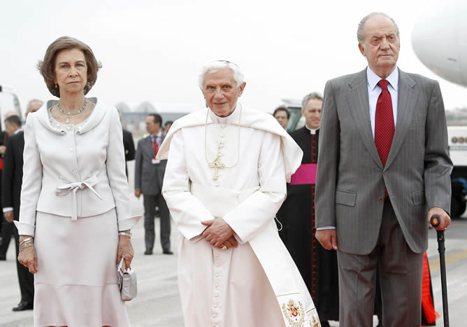 Benedicto XVI ha posado junto a don Juan Carlos y doña Sofía a su llegada al aeropuerto de Barajas