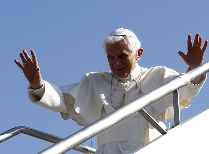 El Papa se despide antes de subir al avión que le traslada a Madrid