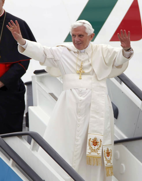 El papa Benedicto XVI saluda a su llegada al aeropuerto de Barajas en Madrid, donde presidirá la XXVI Jornada Mundial de la Juventud (JMJ) católica