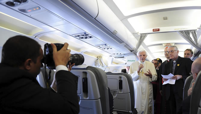 El papa Benedicto XVI se dirige a los periodistas que le acompañan en su viaje a Madrid, donde presidirá la XXVI Jornada Mundial de la Juventud (JMJ) católica. El avión en el que viaja el Pontífice, un Airbus A320 de la compañía italiana Alitalia, aterrizó al mediodía hora local en el aeropuerto de Madrid-Barajas