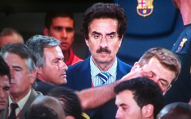 La famosa imagen de Mourinho metiéndole un dedo en el ojo a Tito Vilanova, en la vuelta de la Supercopa de 2011. El propio Mourinho desmintió que este incidente hubiera ocurrido