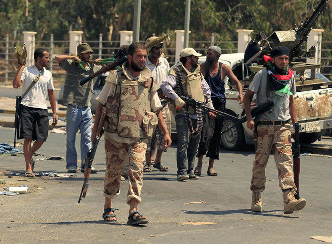 Los rebeldes acorralan a Gadafi