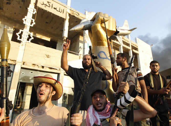 Los rebeldes celebran victoriosos el asalto al complejo residencial de Gadafi