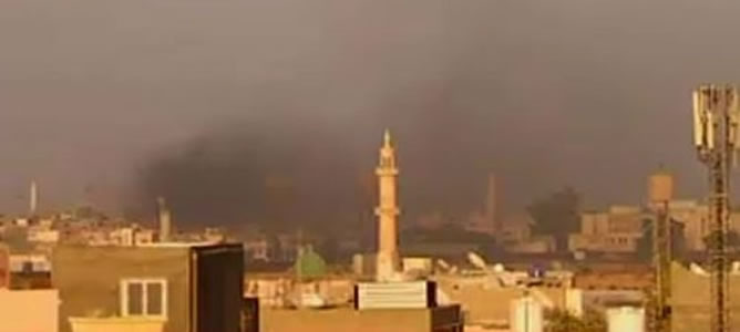 Imagen cedida por el canal de televisión emiratí Al Arabiya que muestra humo en el cielo que proviene del palacio cuartel de Bab El Aziziya en Trípoli, en Libia.