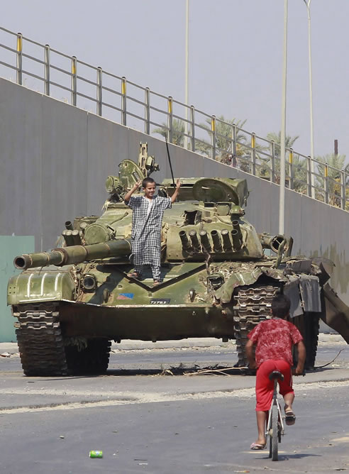 Un niño libio juega sobre un tanque que pertenece a las fuerzas leales al dictador Muamar el Gadafi en el centro de la ciudad de Zawiyah.