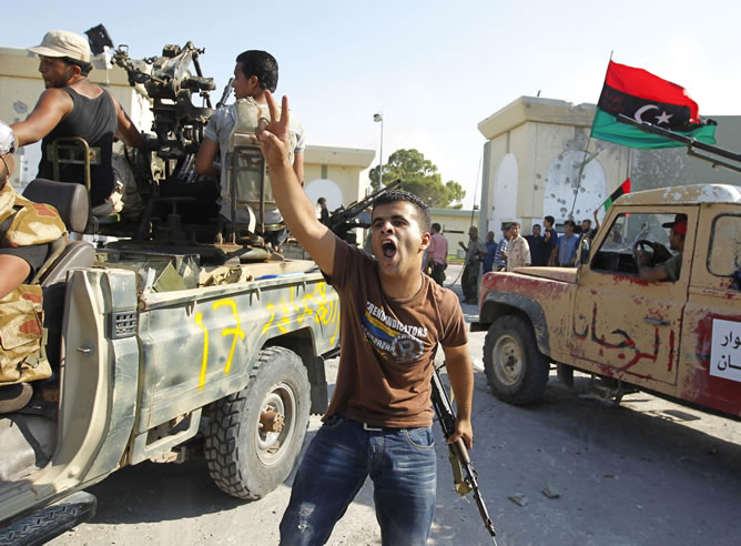 Rebeldes libios celebran el éxito de la incursión en el complejo presidencial de  Bab al Aziziya en Trípoli.