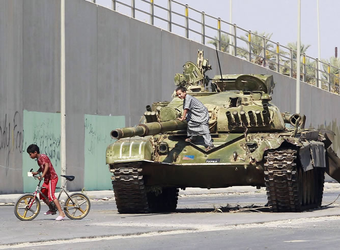 Un niño juega a subirse a un tanque en la ciudad libia de Zawiya