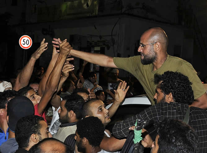 El hijo de Gadafi reaparece en Trípoli, donde le saludan algunos de los seguidores del régimen