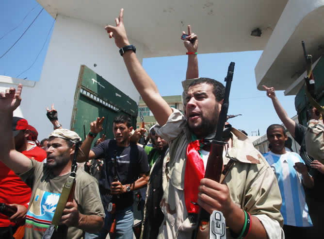 Rebeldes celebran la toma del control en un centro de entrenamiento del ejército libio