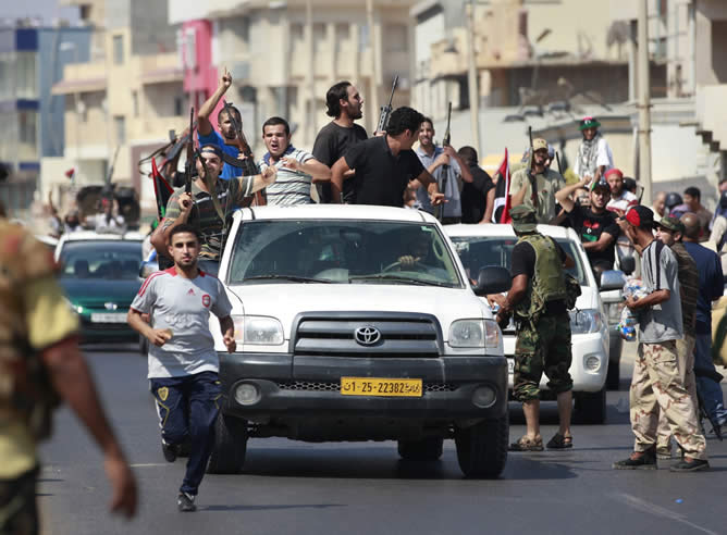 Los rebeldes celebran su avance en el distrito de Qarqarsh, en Trípoli