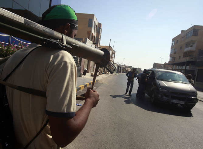 Los rebeldes realizan controles a vehículos en dievrsos distritos de la capital