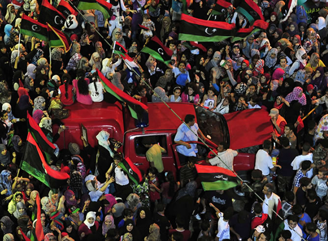 Miles de libios han salido a las calles de la capital rebelde para celebrar la toma de gran parte de Trípoli