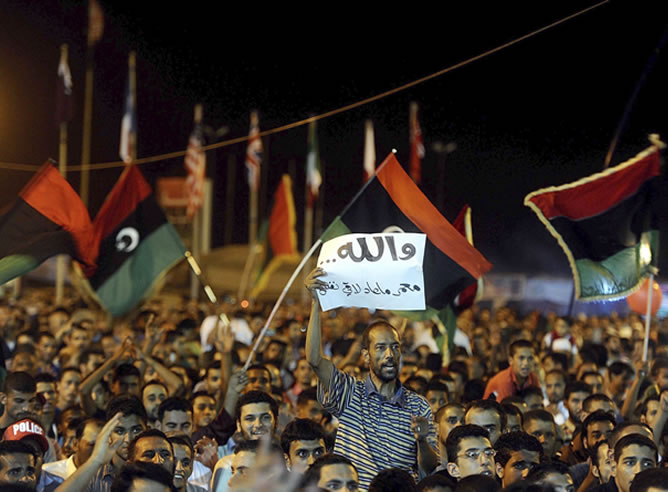 Fotografía facilitada hoy, domingo, 21 de agosto de 2011, que muestra a una multitud celebrando, en la plaza Tahrir en Bengasi (Libia), el reclamo de los rebeldes de haber avanzado en algunas áreras de Trípoli. El "Consejo Nacional de Transición" en Libia (CNT), organismo político de los rebeldes, afirmó hoy que el fin del régimen de Muamar al Gadafi está "muy cerca", puesto que su brazo armado ya ha iniciado lo que califica de "operación para la liberación de Trípoli", la capital.