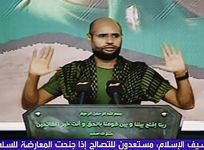 Captura de vídeo del canal de televisión Al Arabiya tomada hoy, domingo, 21 de agosto de 2011, que muestra al hijo de Muamar Gadafi Saif al-Islam durante un discurso ofrecido hoy en una localización desconocida, supuestamente en Libia. Según medios de comunicación Saif al-Islam declaró que las supuestas victorias de los rebeldes en algunas zonas de Trípoli son "victorias ilusorias". "Es imposible que nos rindamos. Estamos en nuestra tierra, aunque tardemos seis meses, un año o incluso dos, no hay problema, esperaremos" con estas palabras Saif al-Islam reafirmaba la postura de las Fuerzas de Gadafi.