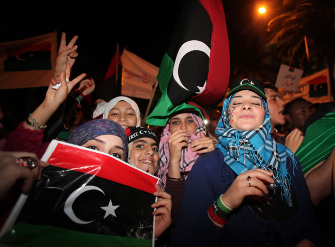 Cientos de personas, en su mayoría líbios, se congregan afuera de la embajada de ese país en Túnez, este domingo 21 de agosto de 2011, donde la bandera de los insurgentes fue izada en la azotea del edificio. El número dos del antiguo régimen libio, Abdelsalem Jalloud, abandonó hoy Túnez en dirección a Italia, informó la agencia de prensa tunecina TAP. Jalloud se había refugiado la tarde del viernes en la ciudad de Zenten, al suroeste de Libia, en la proximidad de la frontera con Túnez y controlada por los rebeles, antes de entrar al territorio del país vecino, agregan las fuentes.