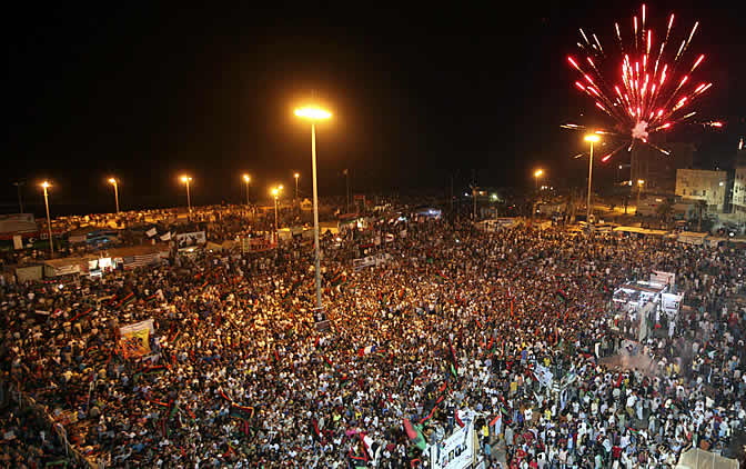 Miles de libios han salido a las calles de Bengasi para celebrar la toma de gran parte de Trípoli