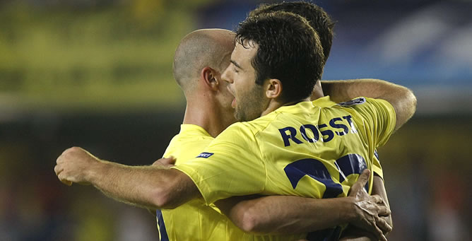 Giuseppe Rossi celebra con sus compañeros un gol
