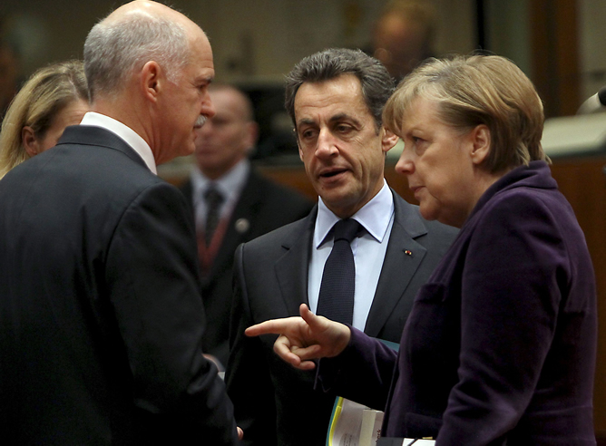 Angela Merkel y Nicolas Sarkozy han mantenido una conversación por videoconferencia con el primer ministro griego Georgio Papandreu para abordar los problemas económicos de Grecia tras conocerse que el país no podrá hacer frente a los requisitos fiscales impuestos por la Unión Europea.