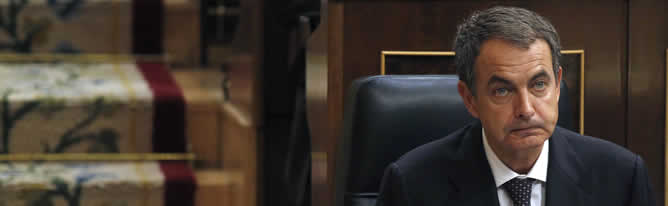 José Luis Rodríguez Zapatero escucha una pregunta de la oposición durante la sesión de control