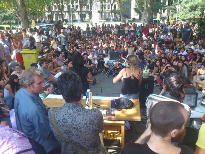 Centenares de personas reunidas en Madrid para hablar de especulación alimentaria, econonomía real y paraísos fiscales, entre otros asuntos, en el marco de la acción 'Occupy Wall Street'.