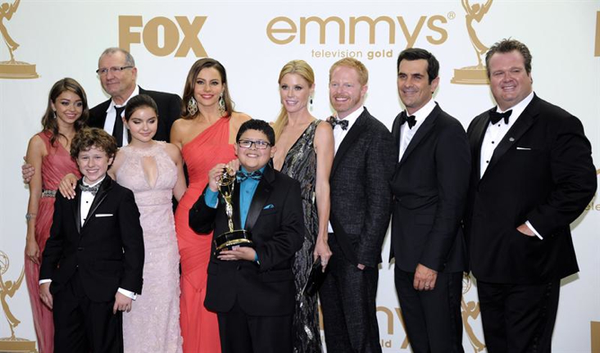 El elenco de 'Modern Family', tras recoger el Emmy 2011 a la Mejor Serie Cómica
